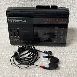 Vintage Emerson Walkman
AC2106 AM/FM Cassette
Player